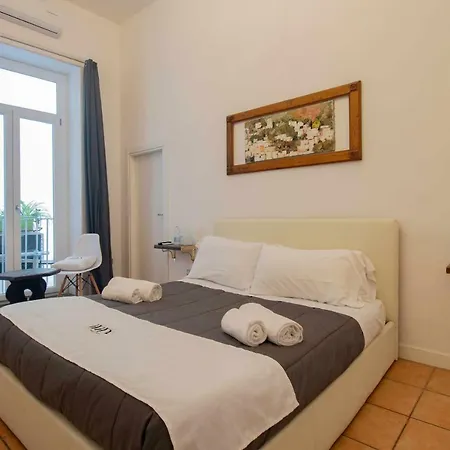Holiday Houses Napoli Appartamento *
